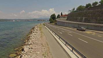 Vista aérea de la carretera y el mar en Koper, Eslovenia video
