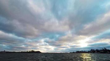 cielo con сumulus nubes sobre el mar video