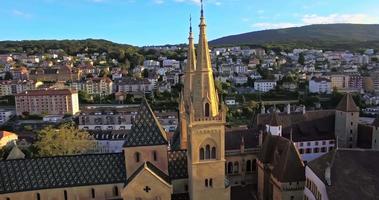 Flygfoto över collegiale kyrkan i Neuchâtel, Schweiz video