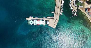 Ferry atracado en el puerto de Olib, Croacia video