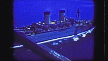 1944: helikopterviaduct van USS General William Mitchell (AP-114) troepentransportschip op zee.