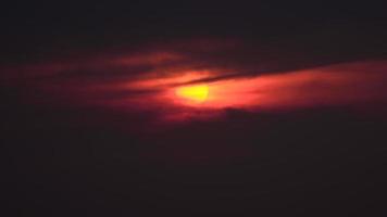 beau ciel coucher de soleil le soir avec avion video