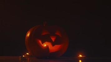 cinemagraph - cu halloween gesneden pompoen jack-o-lantern met kaarsen video
