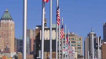 usa sommardag soligt väder new york city amerikanska flaggor 4k