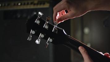 Guitarist tune electric guitar video