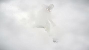snowboard in una neve profonda video