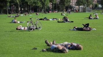 pessoas relaxando em parque público video