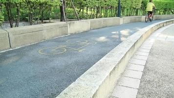piste cyclable dans un parc public. video