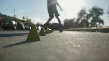 benen van tiener met rolschaatsoefening in openbaar park