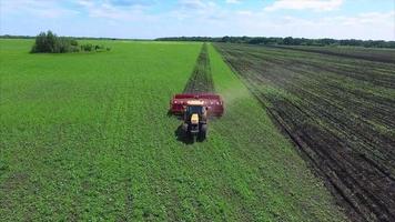 campo de agricultura y tractor video