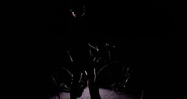 lage hoek slowmotion silhouet shot van wielrenner poseren