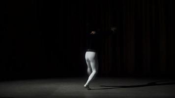 mannelijke danser presteert op hoog verlichte podium