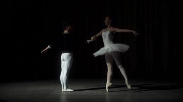 dos jóvenes bailarines de ballet practicando