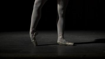 pés de jovem bailarina em sapatilhas de ponta