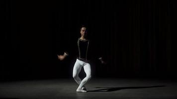 junger Mann tanzt Ballett video