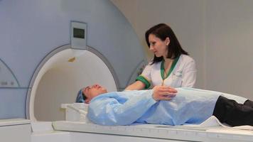 el doctor lanza un escáner de resonancia magnética ct