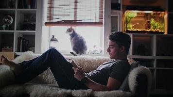cinemagraph (foto-movimento) di un giovane adulto rilassante che legge un libro video
