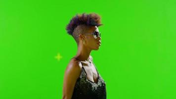 HD ragazza alla moda africana che balla sullo schermo verde. luce stroboscopica sul corpo. rallentatore. video