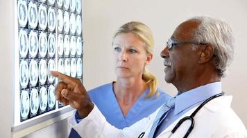 Arzt und Krankenschwester untersuchen Röntgen