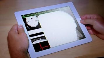 médico com tablet pc video
