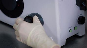 médico olha para microscópio em laboratório médico video