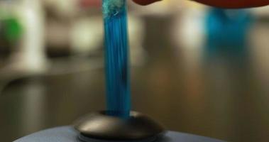 Wissenschaftler mischen Reagenzglas mit Zentrifuge video