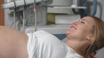 médico escuchando el vientre embarazado con fetoscopio video