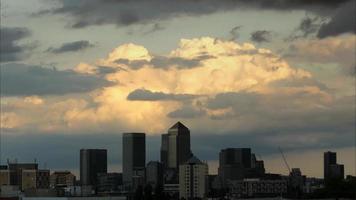Gewitterwolken sammeln sich über Docklands, London.