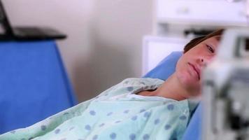 criança doente deitada sozinha na cama do hospital