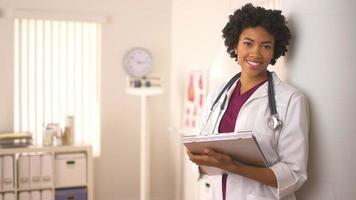 sorridente medico afroamericano femminile