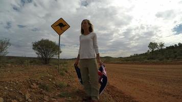 Acclamations de jeune femme sautant en l'air sur la route, Australie video