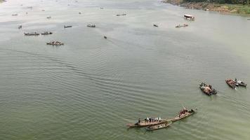 bateaux de pêcheurs soulevant leurs grands filets hors de l'eau
