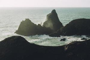 siluetas de rocas en el océano