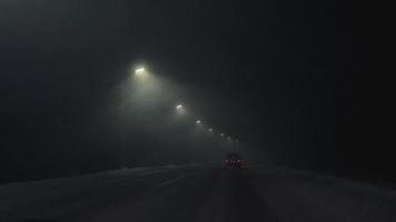 coche en una carretera oscura foto