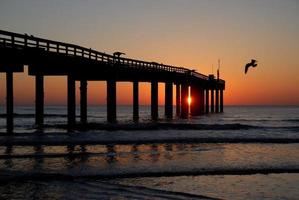 muelle de pesca al amanecer foto