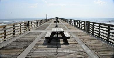 muelle de pesca de madera foto