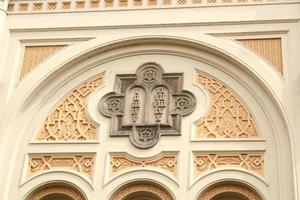 The facade of a Jewish church 