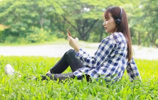 mujer asiática escuchando musica foto