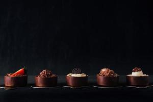 postres de chocolate sobre un fondo oscuro foto