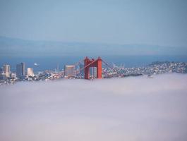 parte superior del puente golden gate en la niebla foto