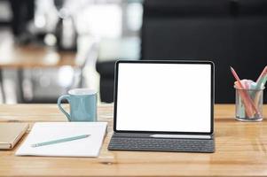 maqueta de tableta en una mesa de café en una sala de estar foto