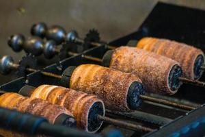 Trdelnik checo tradicional en Praga, República Checa foto