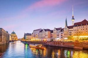 Horizonte de Berlín con el río Spree al atardecer foto