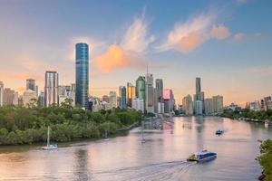 El horizonte de la ciudad de Brisbane en el crepúsculo foto