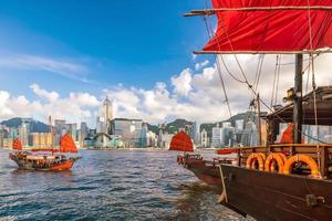Victoria Harbour en Hong Kong con barco vintage