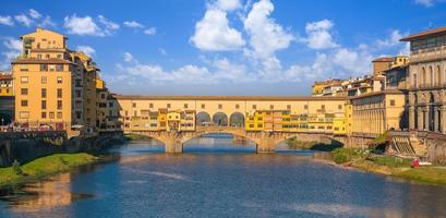 Ponte Vecchio sobre el río Arno en Florencia. foto