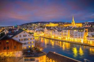Paisaje urbano del centro de Zurich en Suiza foto