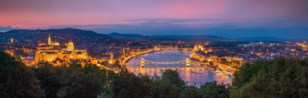Horizonte de Budapest en Hungría en penumbra
