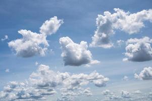 esponjosas nubes blancas en el cielo azul en el soleado foto