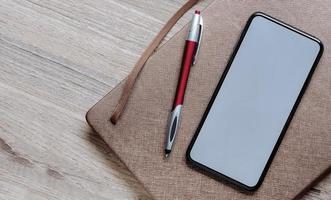 maqueta de teléfono inteligente en una bolsa con un bolígrafo foto